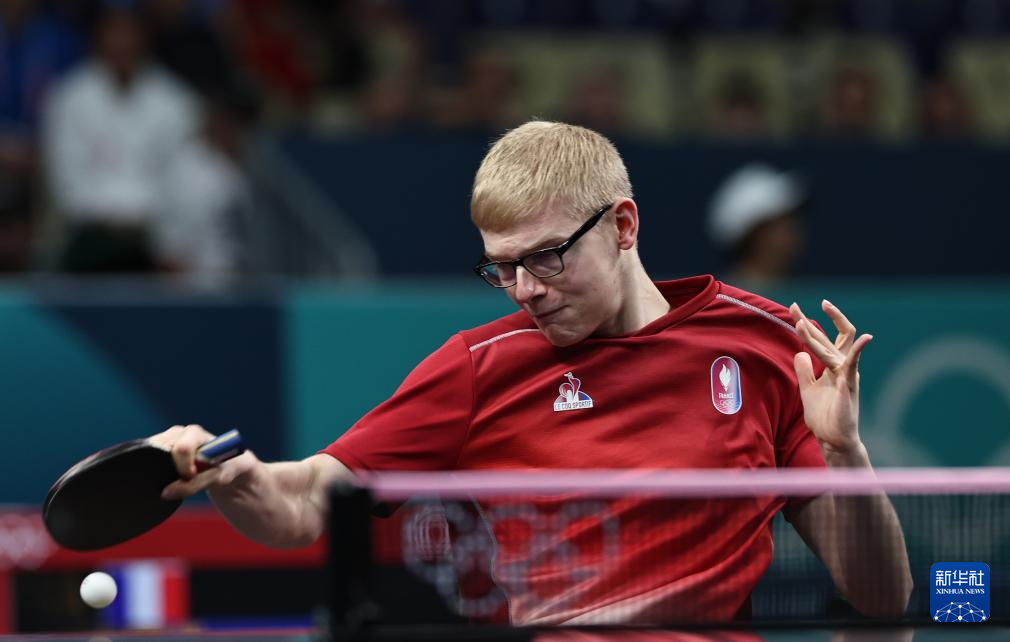 显示出她在 显示出她在