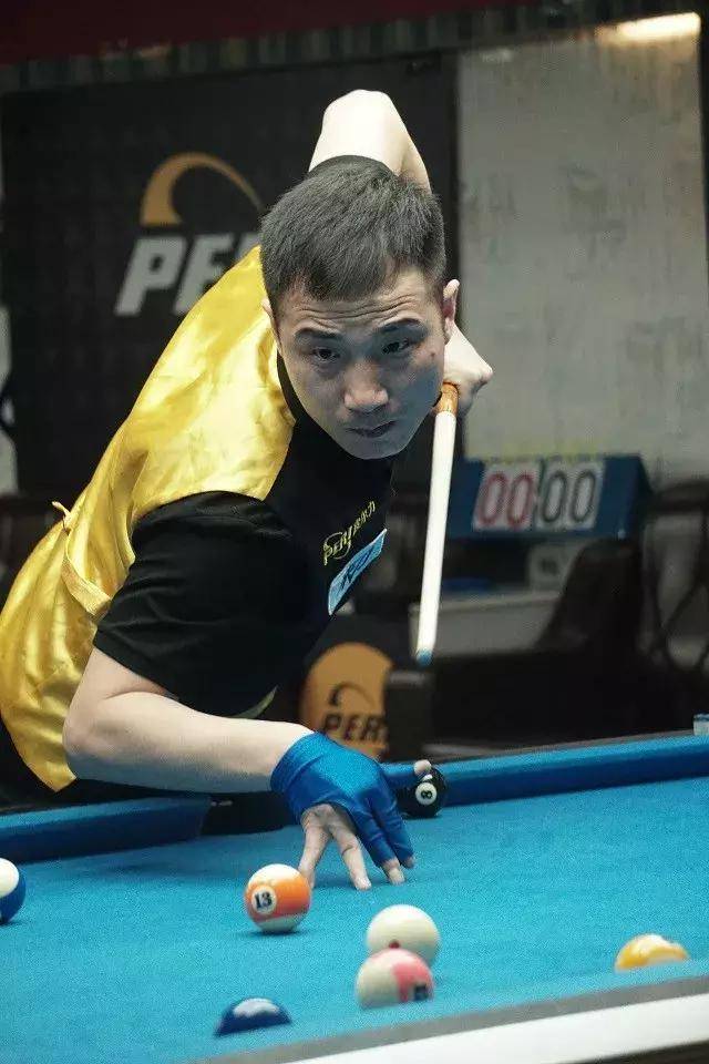 她在高尔夫 她在高尔夫